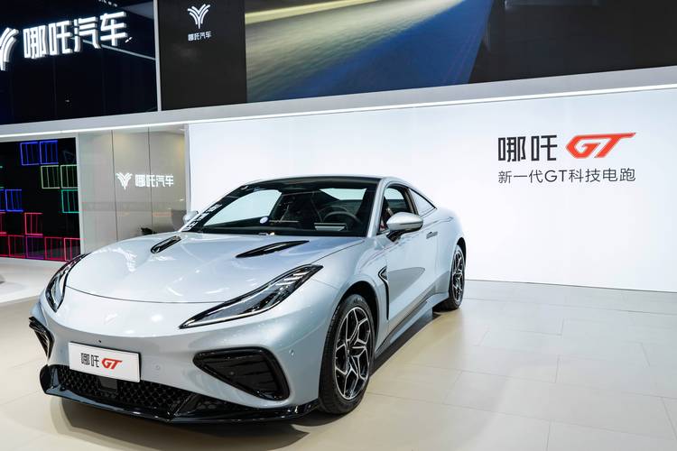 成都159哪吒汽车在智能汽车领域的表现，领途汽车在新能源汽车市场中的影响力